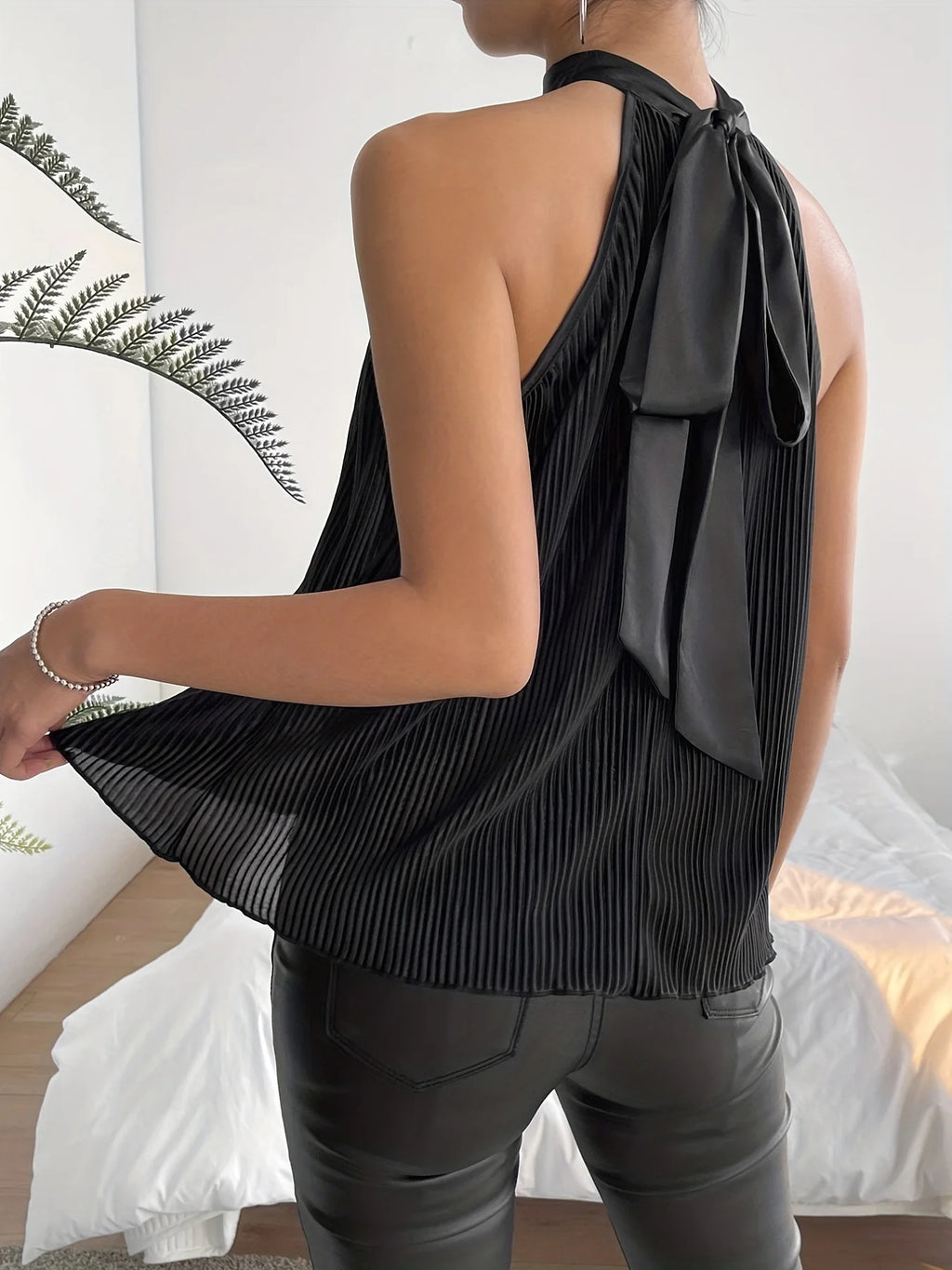 New fashionable solid color off the shoulder collarless and sleeveless pleated slim fit bottom shirt top