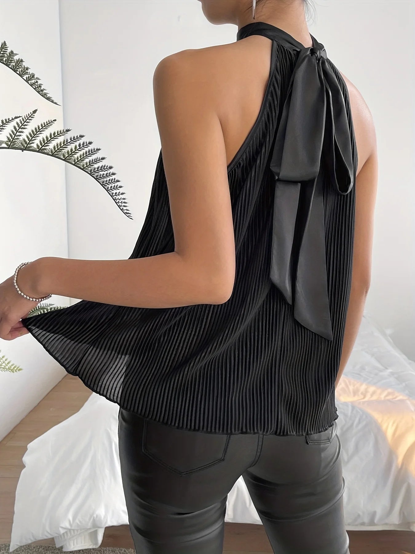 New fashionable solid color off the shoulder collarless and sleeveless pleated slim fit bottom shirt top